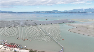 圖為東山杏陳180兆瓦海上光伏電站項(xiàng)目。 本報(bào)記者 劉曉宇攝